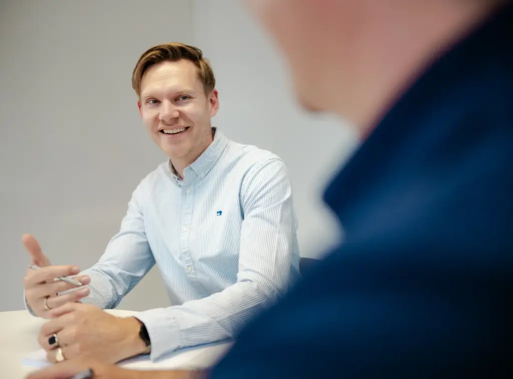 Zwei Entwickler im Gespräch am Tisch